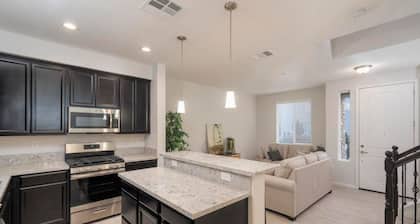 Local 3BD/2.5BA - WiFi & Parking