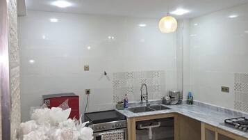 Microwave, oven, stovetop, cookware/dishes/utensils