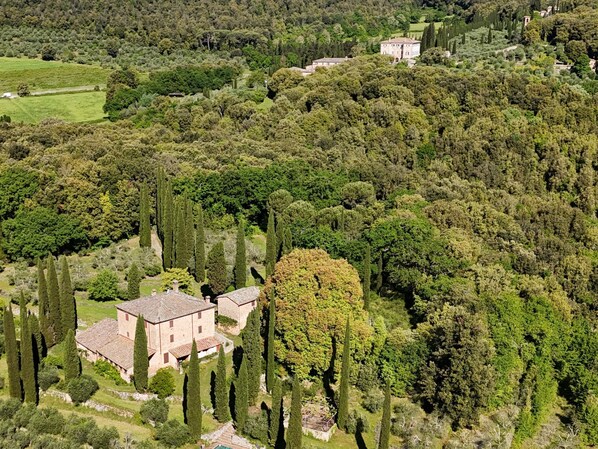 المنشأة من الخارج