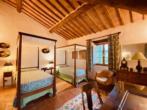 4 bedrooms, iron/ironing board, WiFi, bed sheets