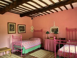 4 عدّة غرف نوم ومكواة/لوح كي وواي فاي وملاءات أسرّة