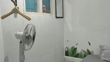 Kamar Single Ekonomi | Meja kerja, ruang kerja ramah laptop, kedap suara, dan Wi-Fi gratis