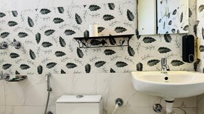 Dusche, Haartrockner, Handtücher, Seife