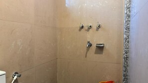 Douche, sèche-cheveux, serviettes fournies, savon