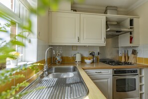 Fridge, microwave, oven, stovetop - Castle Mill View, sleeps 4. (Central Oxford)