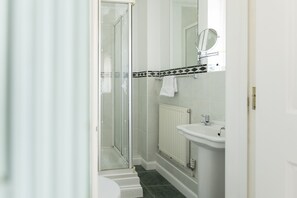 Shower, hair dryer - Castle Mill View, sleeps 4. (Central Oxford)