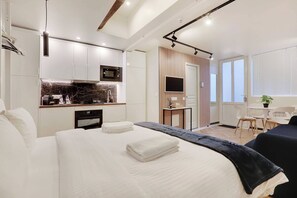 1 間臥室、筆電工作空間、熨斗/熨衣板、床單