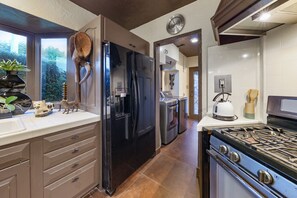 Réfrigérateur, un four, surface de cuisson, lave-vaisselle