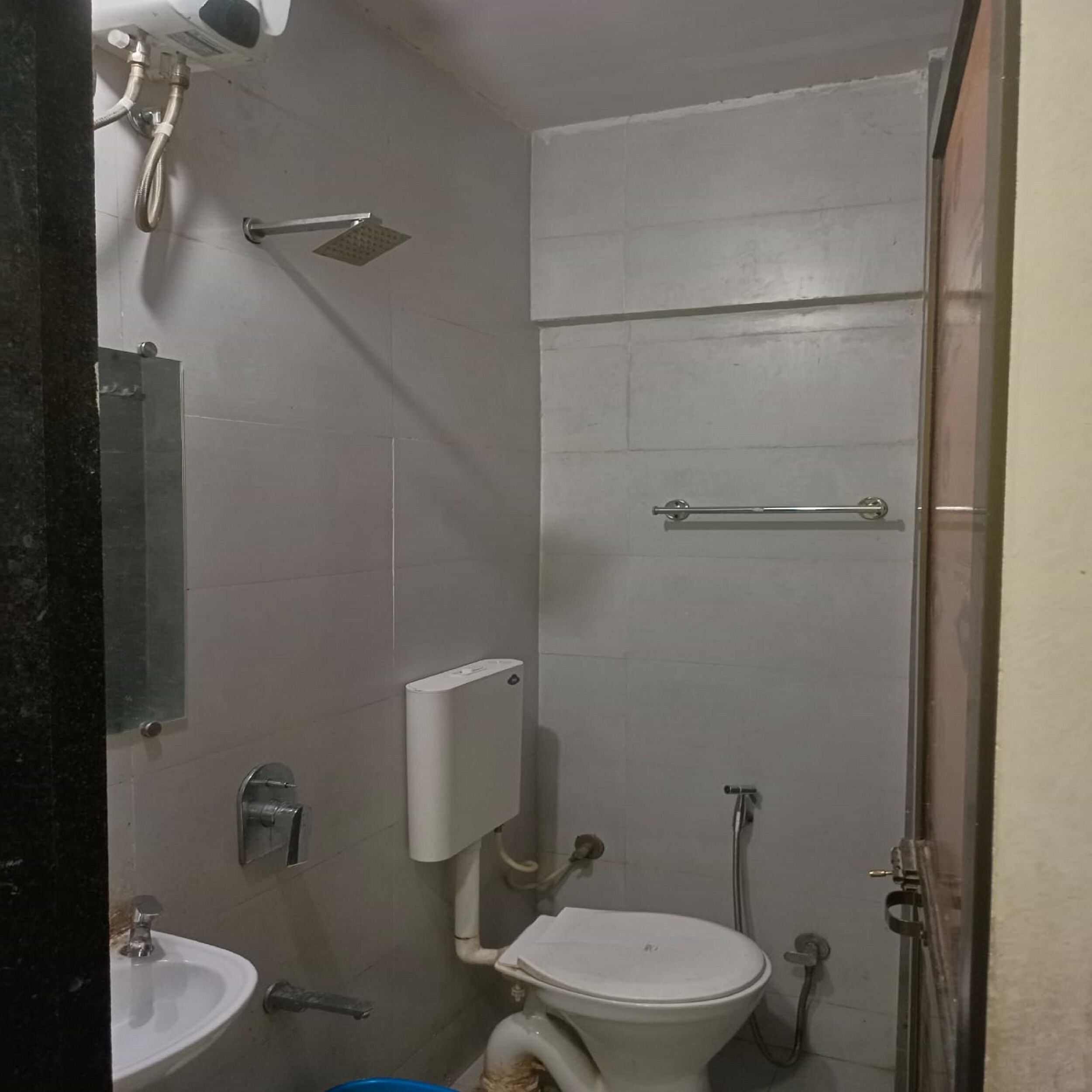 Deluxe Room | Bathroom | Shower, free toiletries, towels, soap