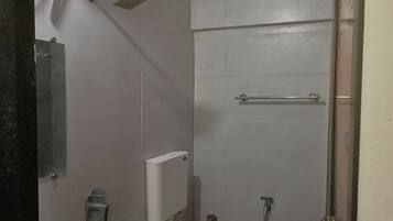Deluxe Room | Bathroom | Shower, free toiletries, towels, soap