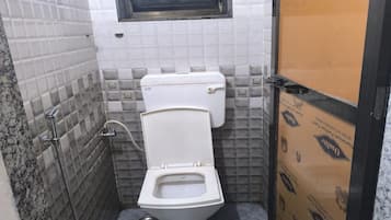 Deluxe-Zimmer | Badezimmer | Dusche, kostenlose Toilettenartikel, Handtücher, Seife