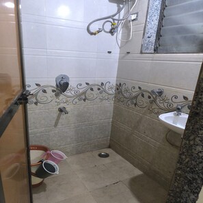 Chambre Deluxe | Salle de bain | Douche, articles de toilette gratuits, serviettes fournies, savon