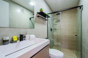 Douche, sèche-cheveux, serviettes fournies