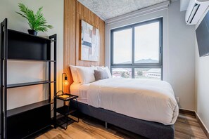 2 soverom, skrivebord, strykejern/-brett og wi-fi