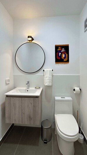 Suihku, hiustenkuivaaja, pyyhkeet