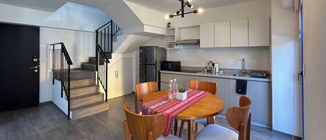 Jääkaappi, mikroaaltouuni, liesi, kahvin-/teenkeitin