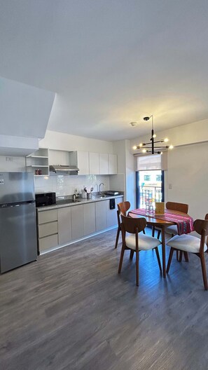 Jääkaappi, mikroaaltouuni, liesi, kahvin-/teenkeitin