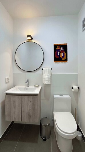 Douche, sèche-cheveux, serviettes fournies