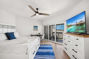 2 habitaciones, escritorio y tabla de planchar con plancha