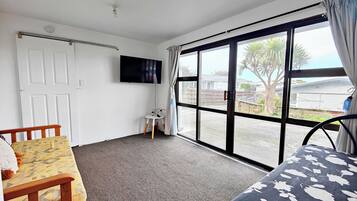 5 bedrooms, iron/ironing board, WiFi, bed sheets