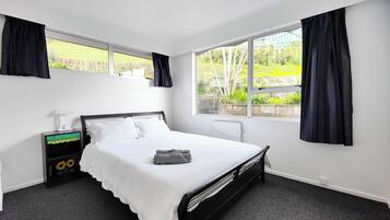 5 bedrooms, iron/ironing board, WiFi, bed sheets