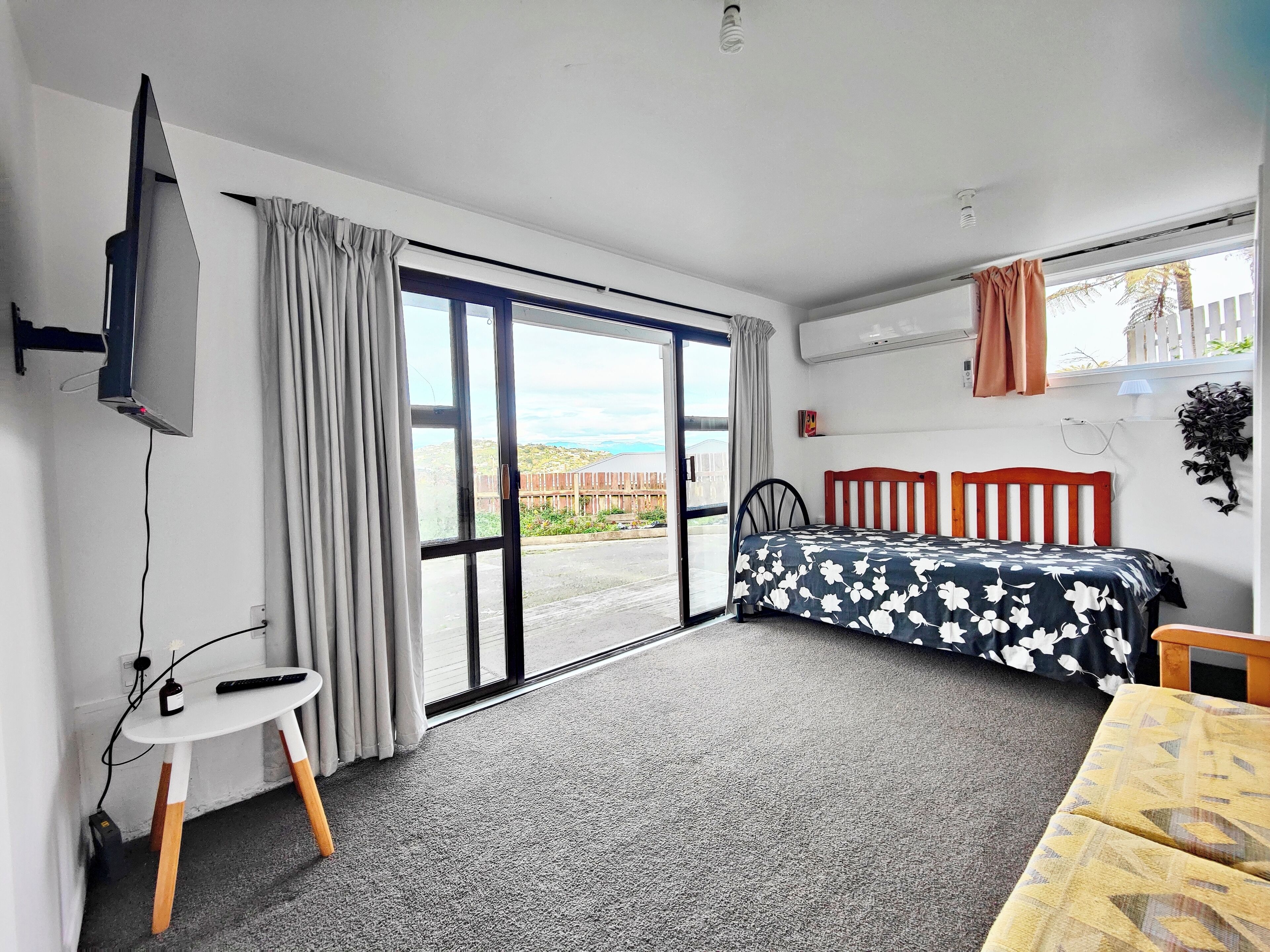 5 bedrooms, iron/ironing board, WiFi, bed sheets