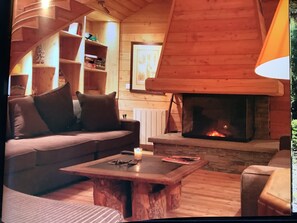 TV, fireplace, table football, books - Chalet La Luge with exceptional view, Serre Chevalier 05240 La Salle les Alpes (La Salle-les-Alpes)