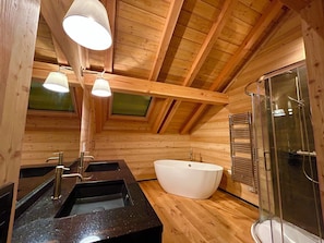 Shower, jetted bath, hair dryer, towels