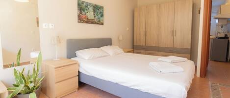 1 dormitori, planxa i posts de planxar, wifi gratuïta i roba de llit