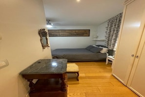 1 chambre, lit parapluie, Wi-Fi gratuit, draps fournis