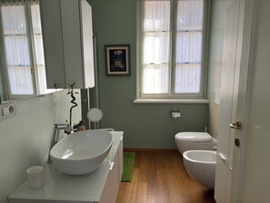 تجهيزات دش، مجففات شعر، مراحيض شطف، مناشف