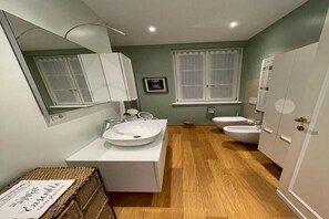 Douche, sèche-cheveux, bidet, serviettes fournies