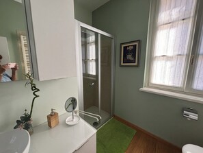 Bruser, hårtørrer, bidet, håndklæder