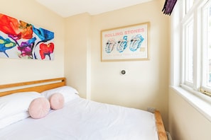 1 habitación, tabla de planchar con plancha, wifi gratis y ropa de cama 