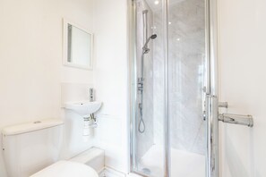 Secador de cabelo, toalhas de banho