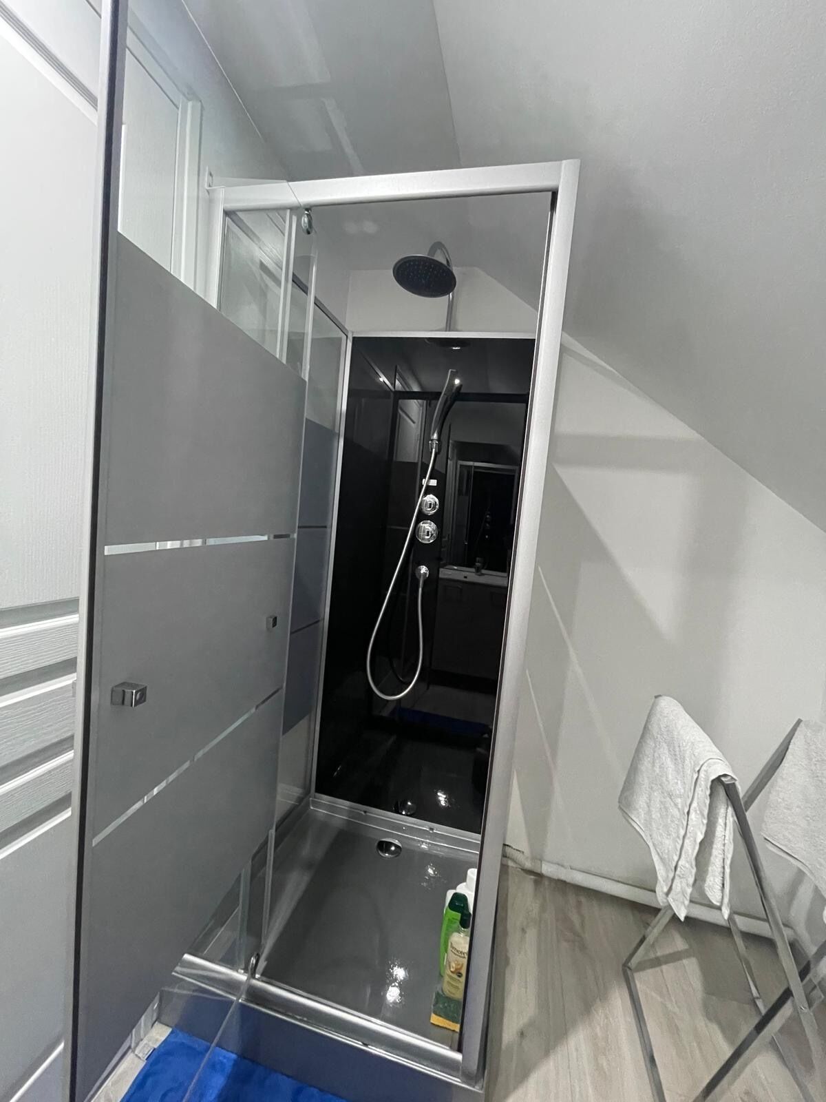 Chuveiro, secador de cabelo, toalhas de banho, sabonete