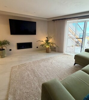 TV, fireplace