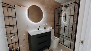 Shower, hair dryer, bidet, towels - Luxury Nest with Panoramic Wiews 10 min from Loro Park (Los Realejos)