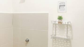 Dusche, Bidet, Handtücher, Toilettenpapier