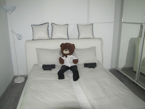 2 soverom, strykejern/-brett, internettilgang og sengetøy