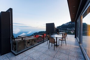 Phòng Suite có thiết kế đặc trưng, 3 phòng ngủ | Quang cảnh ban công