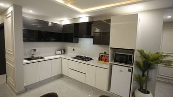 Signature Suite, 3 Bedrooms | Private kitchen | Full-sized fridge, microwave, cookware/dishes/utensils