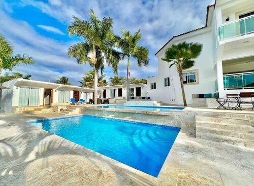 12 bedroom Villa with Heated Jacuzzi