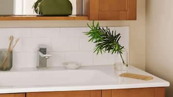 Een douche, een haardroger, handdoeken