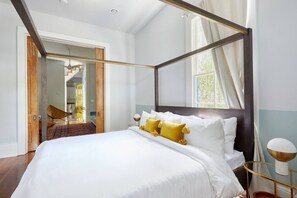 4 bedrooms, desk, iron/ironing board, free WiFi