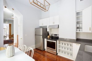 ثلاجة، ميكروويف، فرن، موقد طهي مسطح