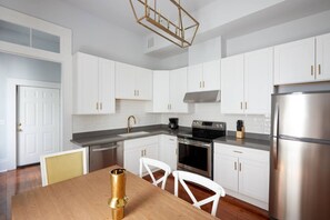 Frigorífico, microondas, horno y placa de cocina