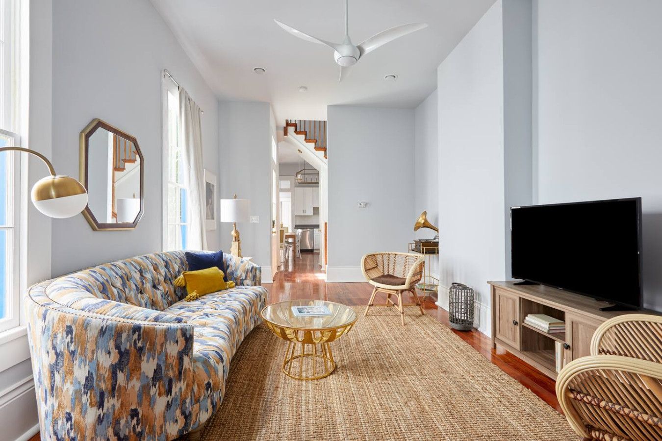 Una sala de estar moderna con sofá, mesa de centro y televisión.