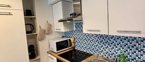Micro-ondes, four, plaque de cuisson