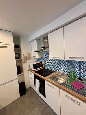 Micro-ondes, four, plaque de cuisson